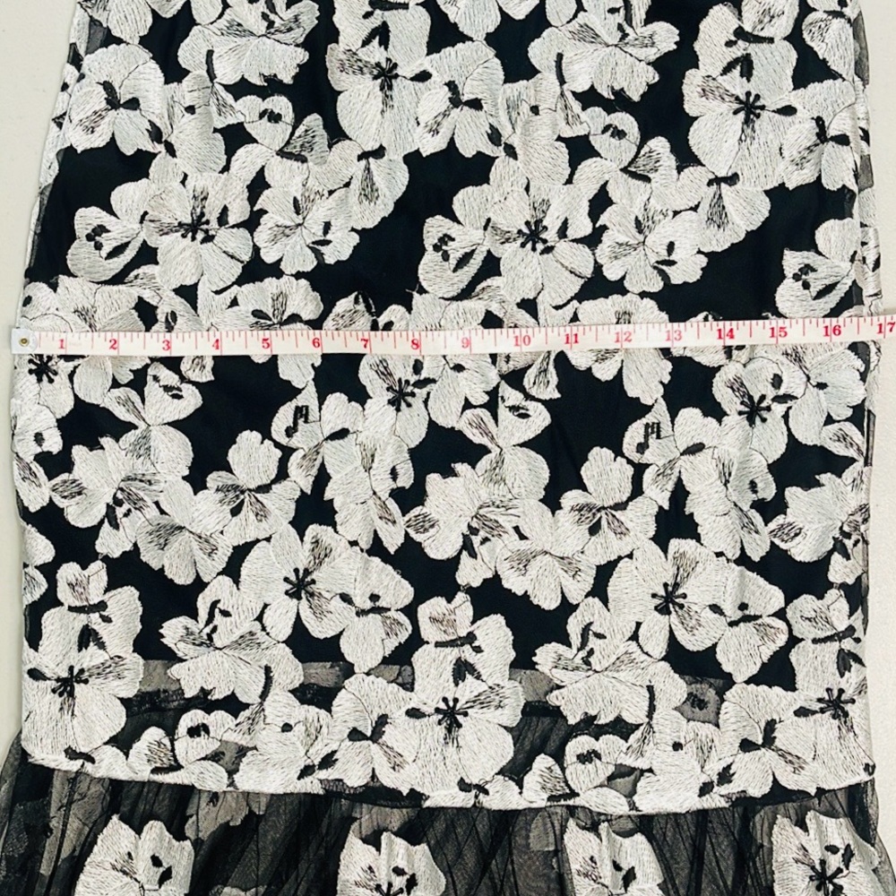 Nicole Miller Black/White Formal Embroidered Floral Beaded Floor-Length - US 6 - Picture 12 of 16